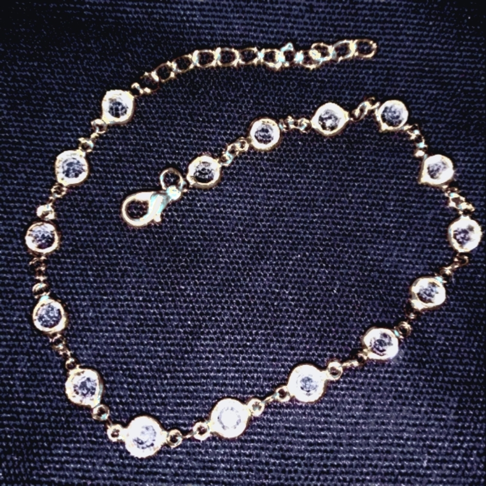 Gold anklet with clear crystal srones